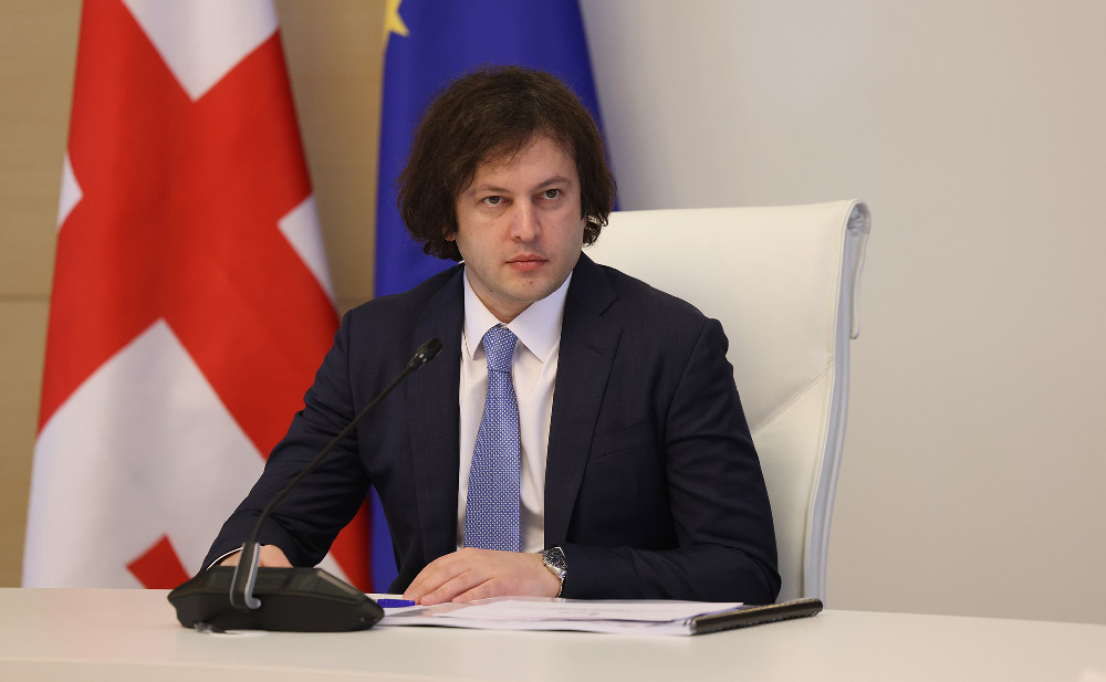 Ираклий Къобахидзе - Бидзина Иванишвилийы къухдариуæгадæй, бæстæ æнтыстджынæй ахызт алкæмæй вазыгджын æртхъирæнтæй, бахъахъхъæдта 12 азы дæргъы æнæкъуылымпыйæ сабырад, æмæ йæ къухы бафтыд тагъд экономикон прогресс