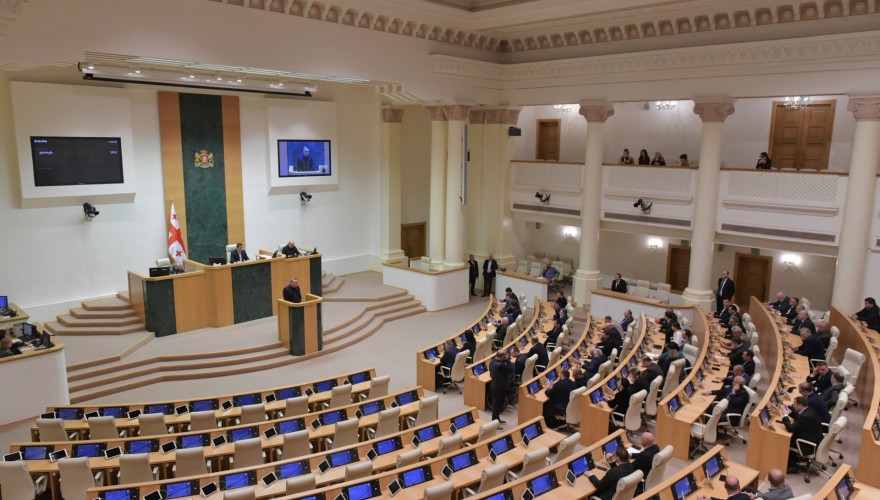Парламент æртыккаг бакастæй йæ фарсыл хæцы Гуырдзыстоны хицауады структурæйы, æххæстбарты æмæ архайды фæткæвæрды фæдыл закъонмæ ивæндзинæдтæн