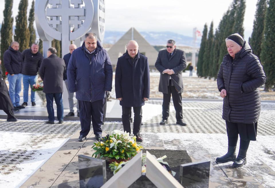 Zviad Zviadadze lays wreath at grave of tortured national hero