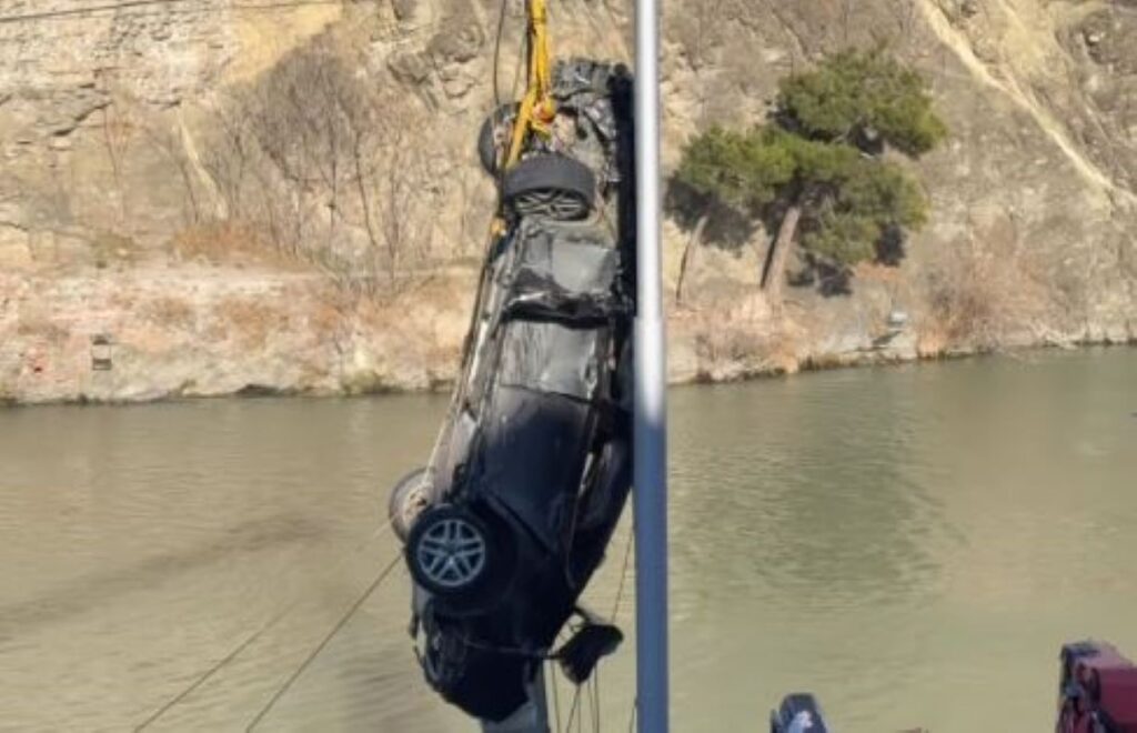 Rescuers retrieved car from Mtkvari River after falling from Metekhi Bridge