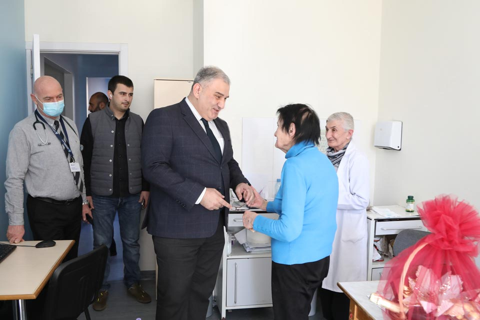 Mixeil Sarcveladze 8 mart münasibətilə həkimləri təbrik edib