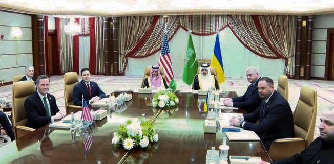 Согласно заявлению делегаций Украины и США, Украина готова к 30-дневному прекращению огня, а США возобновят обмен разведданными и военную помощь Украине