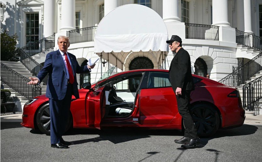 Дональд Трамп купил автомобиль Tesla во дворе Белого дома