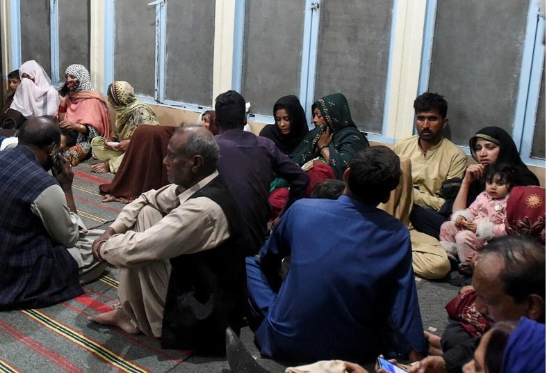 Pakistan ordusu qaçırılan qatardan 300 girovu azad edib