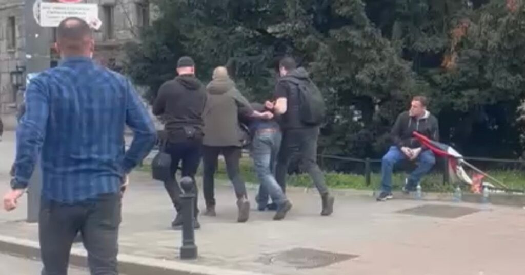Автомобиль въехал в людей на акции протеста в Белграде