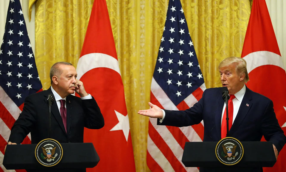 Türkiyə Prezident Administrasiyasının məlumatına əsasən, Donald Tramp və Rəcəb Tayyib Ərdoğan telefon danışığı zamanı Ukraynadakı müharibəni və Suriyada mövcud vəziyyəti müzakirə ediblər