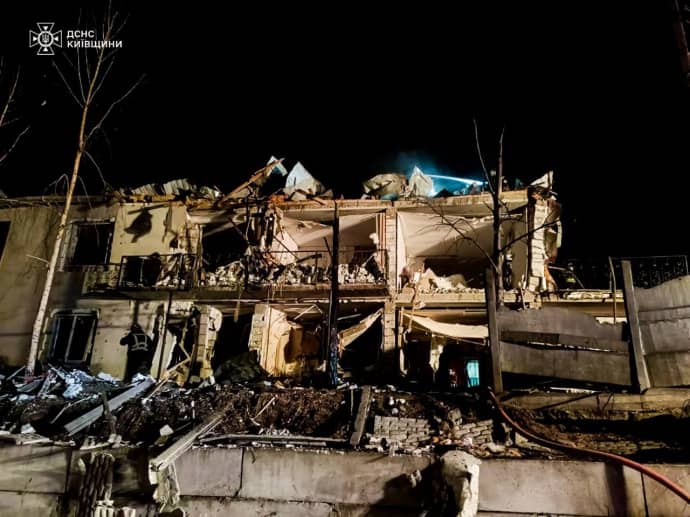 Rusiyanın Ukraynaya dronlar və ballistik raketlərlə zərbələri nəticəsində iki nəfər yaralanıb, yaşayış evlərinə və avtomobillərə ziyan dəyib
