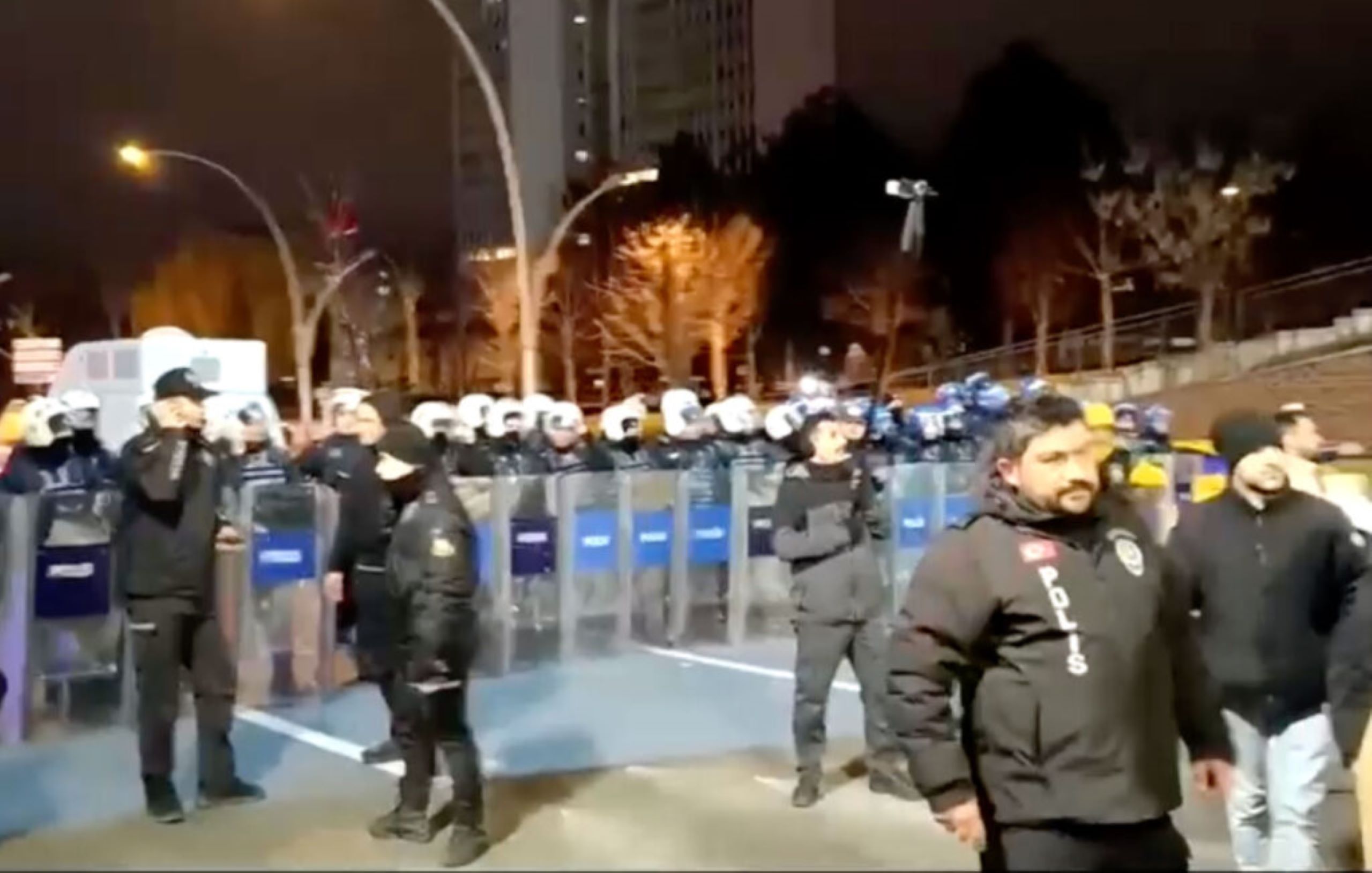 Türkiyədə İstanbulun merini dəstəkləyən aksiyanın iştirakçıları ilə hüquq-mühafizə orqanlarının əməkdaşları arasında toqquşma baş verib