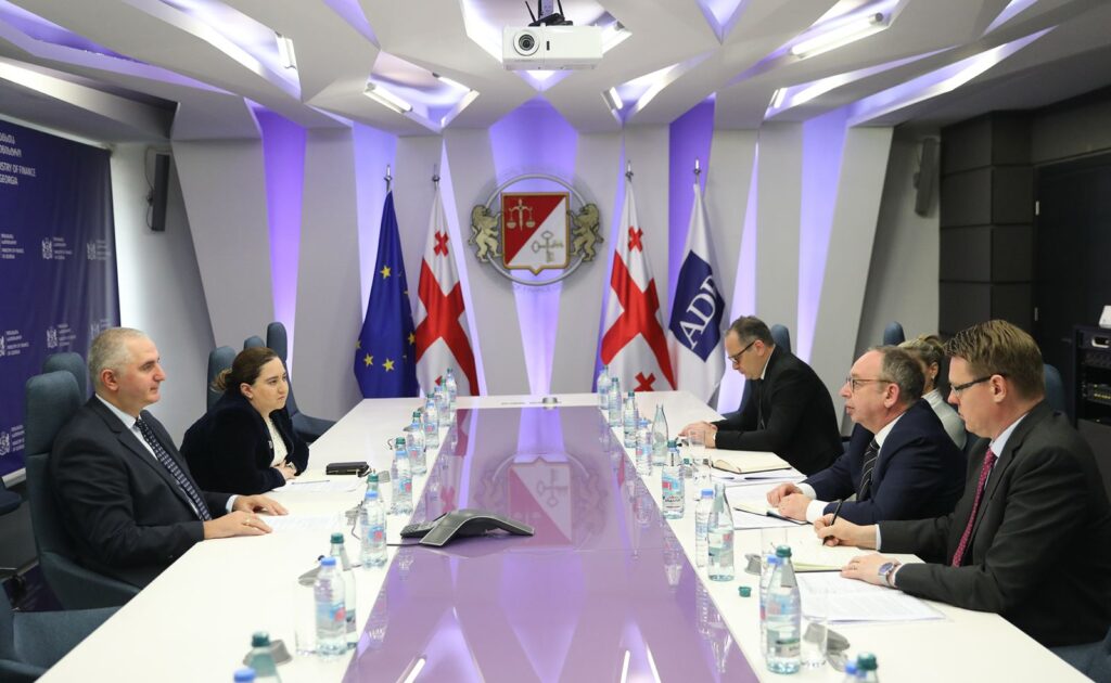 Лаша Хуцишвили ADB Агәҭанытәи Мраҭашәаратәи Азиа арегионтә департамент адиректор хада диԥылеит