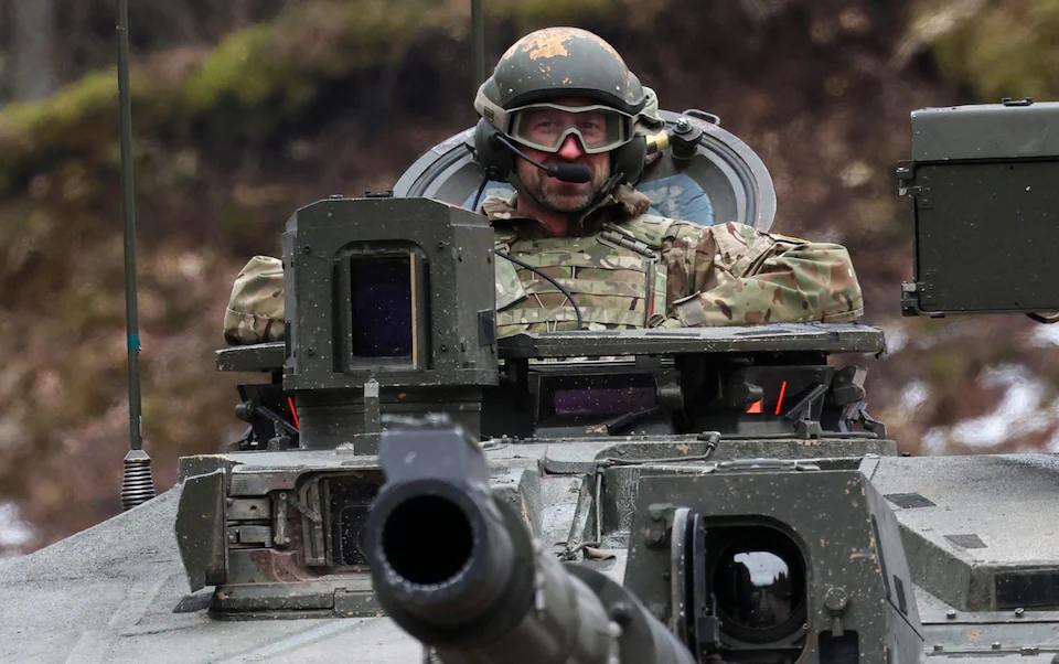 Şahzadə Vilyam Estoniyada yerləşdirilən Britaniya qoşunları ilə görüşdü və tankla hərbi baza ətrafında gəzdi
