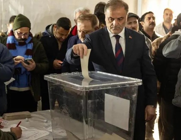 Türkiyədə "Cümhuriyyət Xalq Partiyası"nın prezidentliyə namizədinin seçilməsi üçün səsvermə keçirilib, partiya həmrəylik əlaməti olaraq üzvlərini saxlanılmış Ekrem İmamoğluna səs verməyə çağırıb