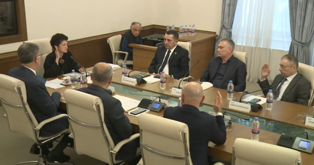  Иракли Оқруашвили  апарламенттә аусеилыргаратә комиссиашҟа дахьымнеиз  амшала, иус апрокуратурашҟа идәықәырҵоит