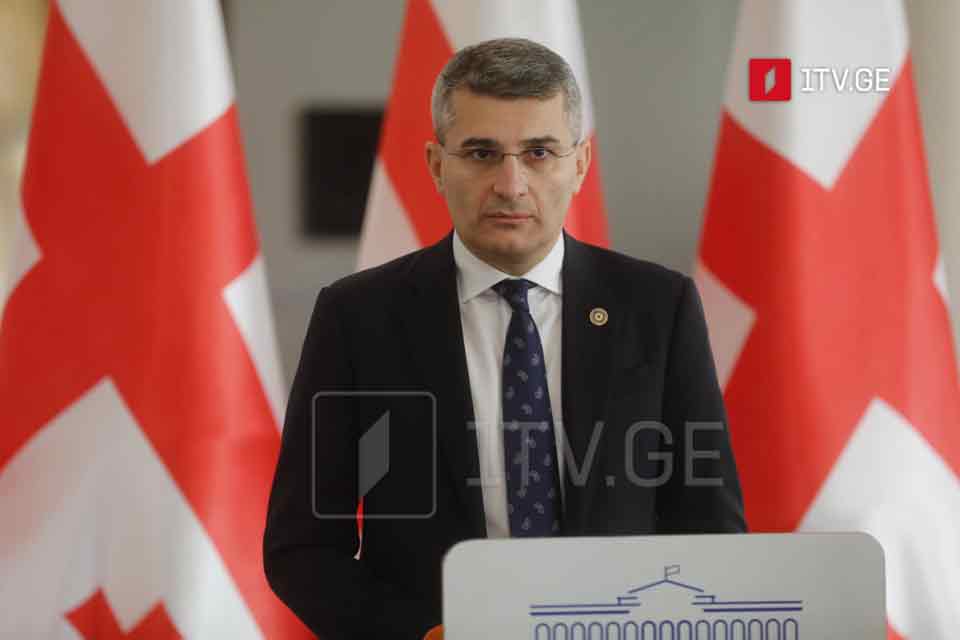 Мамука Мдинараӡе  - Аусеилыргаратә комиссиа аихшьаала  ашьаҭала,  «Амилаҭтә ҵысреи» уи асателитқәеи Аконституциа ишаҿагыло азхаҵаразы Аконституциатә аӡбара ҳадҵаалар ҳалшоит