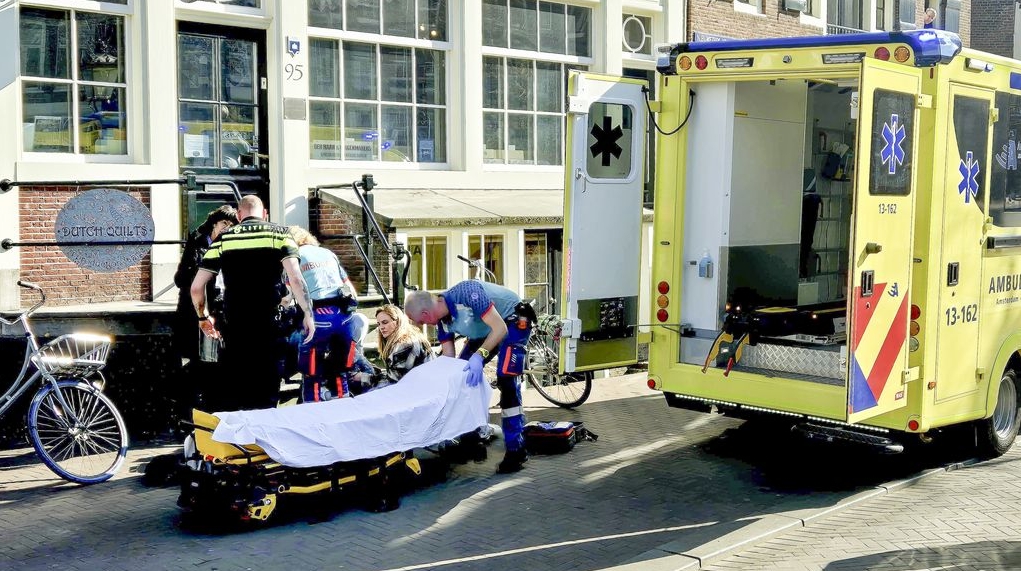 Amsterdamın mərkəzində bıçaqla silahlanmış kişinin hücumu nəticəsində beş nəfər yaralanıb