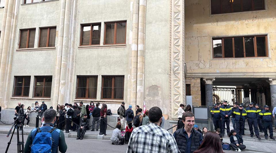 Protest erupts outside parliament amid Investigative Commission session