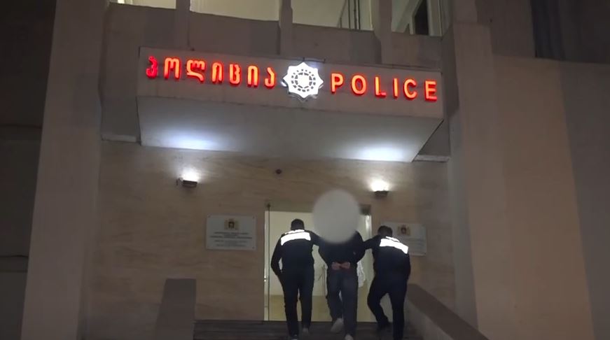 Ներքին գործերի նախարարության հաշվառված մեքենան վնասելու համար ոստիկանները ձերբակալել են մեկ անձի