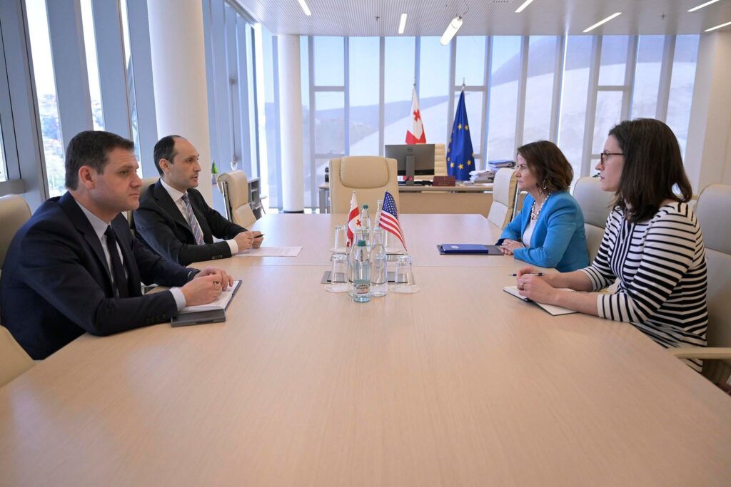 Economy Minister discusses economic cooperation with U.S. Ambassador