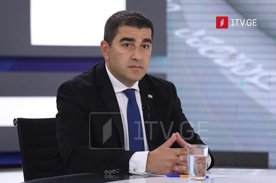 Шьалуа  Папуашвили – Британиа аиҳабыра, агәҩарақәа мацара рышьаҭала  ақырҭуа аӡбаҩцәа асанкциақәа анырзышьақәдыргыло аамҭазы, аҧшаараҿы иҟоу Давиҭ Кезерашвили ихы дақәиҭны Лондон днеиааиуеит