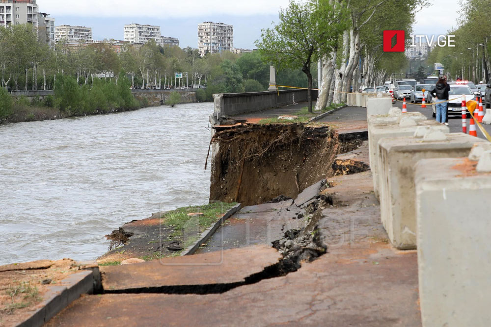 Deputy Mayor: Traffic partially restricted after cracks found on left bank road