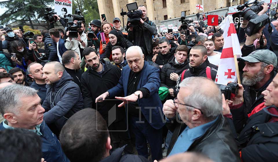 Protesters prevent Technical University rector from paying tribute at April 9 Memorial