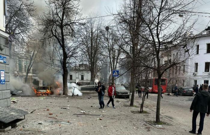 Россия нанесла ракетный удар по украинскому городу Сумы, погибли по меньшей мере 20 человек