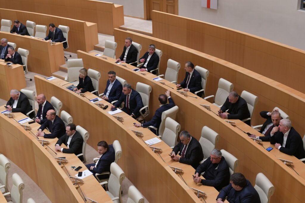 Парламент рассмотрел поправки в Органический закон о политических объединениях граждан и вытекающие из него законопроекты в первом чтении и поддержал их 83 голосами