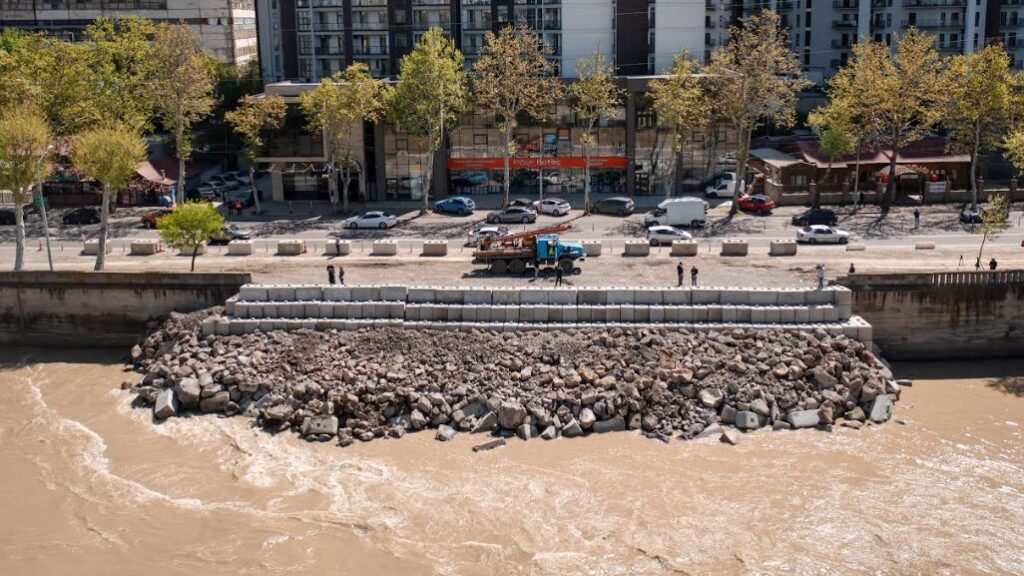 Urgent repairs begin after road collapses near Mtkvari River
