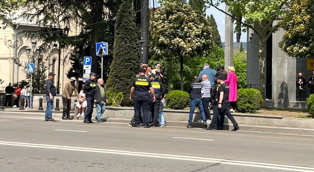 Апарламент аҧхьа акциа алахәылацәеи азинхьчаҩцәеи еиҿагылеит