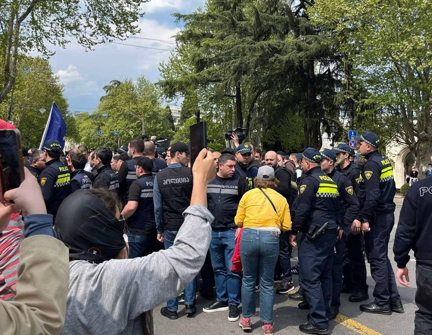 Парламенты цур протестгæнджыты æмæ барадхъахъæнджыты æхсæн быцæудзинад рæстæгæй-рæстæгмæ цæуы