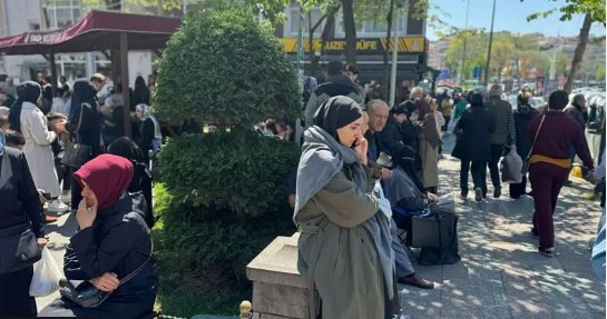 Medianın məlumatına əsasən, Türkiyədə zəlzələnin səbəb olduğu panika səbəbilə yüksəklikdən tullanma nəticəsində ən azı 151 nəfər yaralanıb