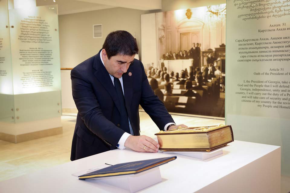 Speaker donates inaugural Bible and Constitution to Museum