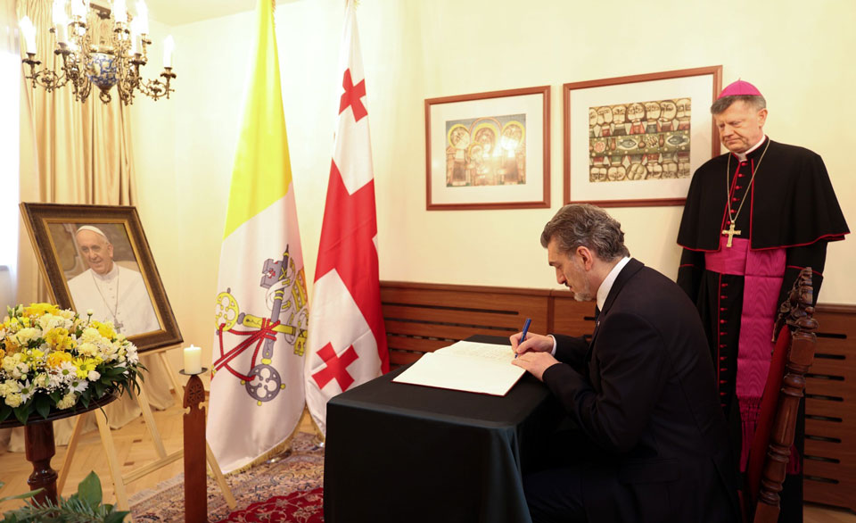 Georgian President signs condolence book for Pope Francis