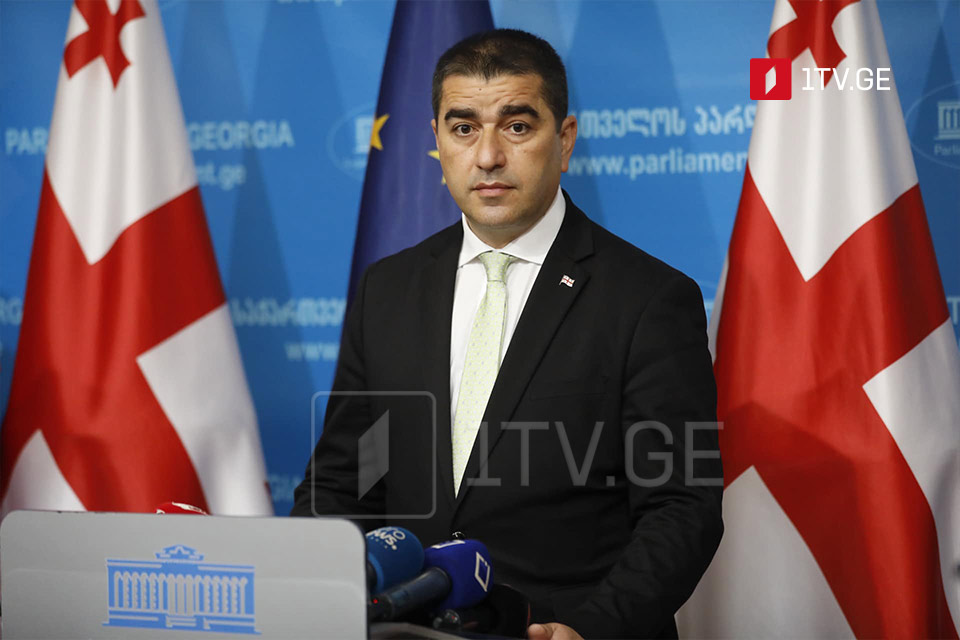 Շալվա Պապուաշվիլի. Ընդդիմությունն ու «ՀԿ-ները» մայիսի 26-ին հայտարարել են բռնության մասին։ Պետք է հստակ ասել՝ կամ դոնորներն ու դեսպանատները հերքում են բռնությունն ու ահաբեկչությունը, կամ այս ամենը կմնա իրենց հաշվին