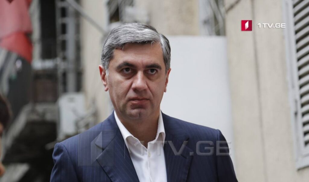 Məhkəmə İrakli Okruaşvili barəsində təyin edilmiş girovu həbs qətimkan tədbiri ilə əvəz edib, Okruaşvilini məhkəmə zalında saxlayıblar