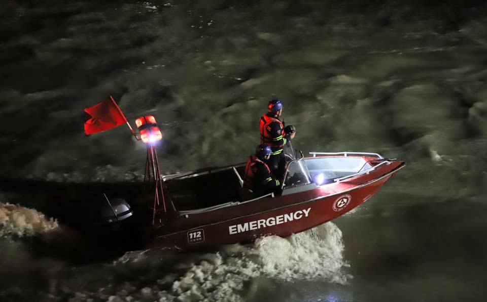 Tragic car accident in Tbilisi: two bodies recovered from Mtkvari River, one still missing