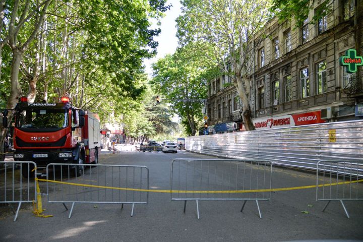 Tbilisi meriyası - Tsotne Dadiani küçəsi N2 yaxınlığında nəqliyyatın hərəkəti hələ də məhdudlaşdırılıb, qəzalı binanın fasadının uçma təhlükəsi var