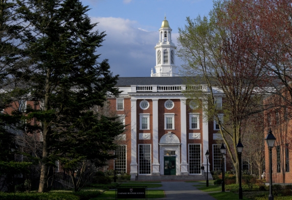 ABŞ məhkəməsi Tramp administrasiyasının Harvard Universitetinin beynəlxalq tələbələrin qəbulu hüququnu ləğv etməklə bağlı qərarının icrasını dayandırıb