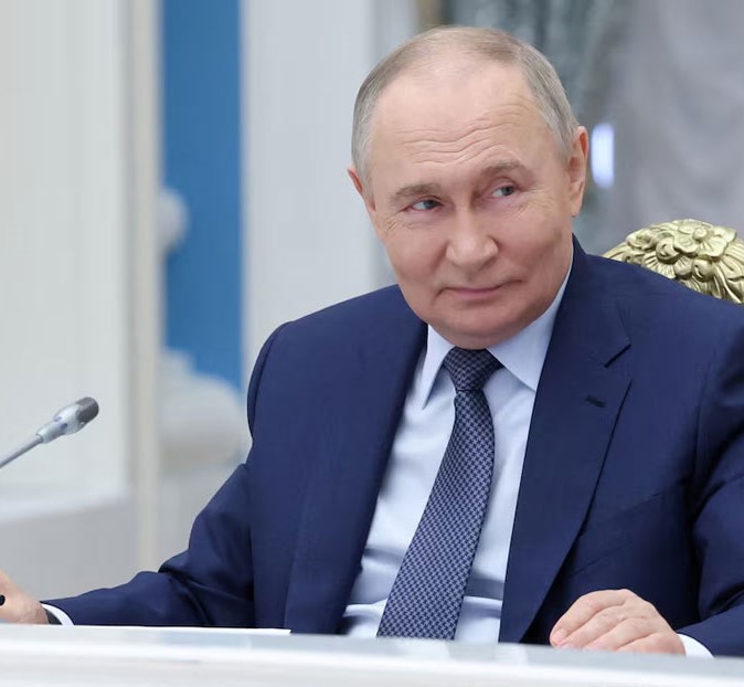 Վլադիմիր Պուտինը նշում է, որ, ի տարբերություն Ուկրաինայի ԵՄ անդամակցության, ՆԱՏՕ-ին անդամակցությունը սպառնում է Ռուսաստանի երկարաժամկետ անվտանգությանը