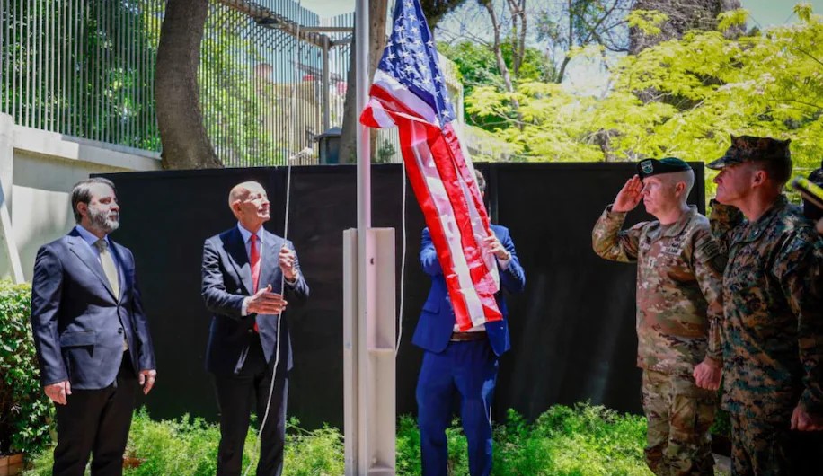 2012-ci ildən sonra ilk dəfə olaraq Dəməşqdə ABŞ səfirinin iqamətgahı üzərində Amerika Birləşmiş Ştatlarının bayrağı qaldırılıb