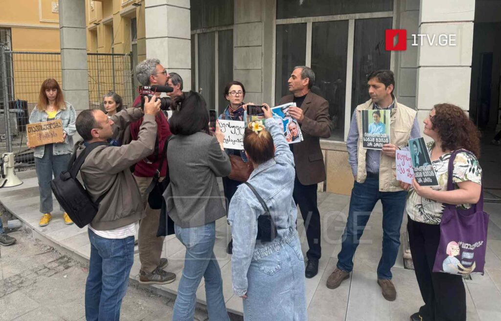 Batumi City Court reviews journalist Mzia Amaglobeli's case amid public protest