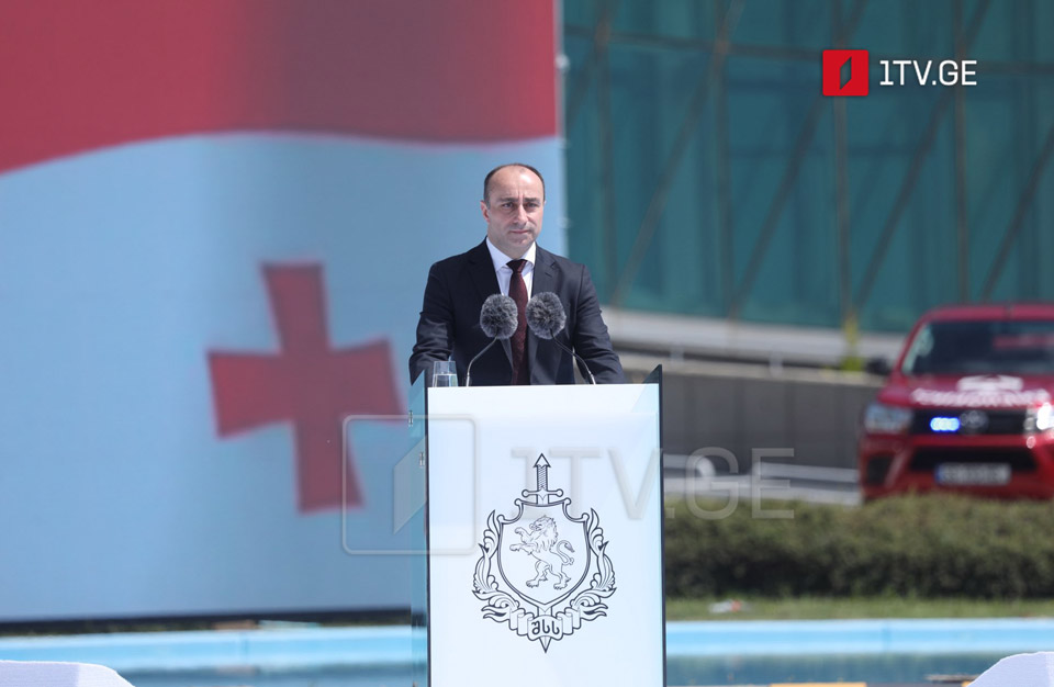 Qela Qeladze - Polislərə hörmət və minnətdarlığımı ifadə etmək istəyirəm; siz öz həyatınızı riskə ataraq vətəndaşlarımızın təhlükəsizliyinin keşiyindəsiniz