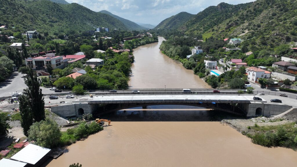 Mtsxetanın girişində, Kür çayında yerləşən körpünün yanında yeni körpünün tikintisi davam edir