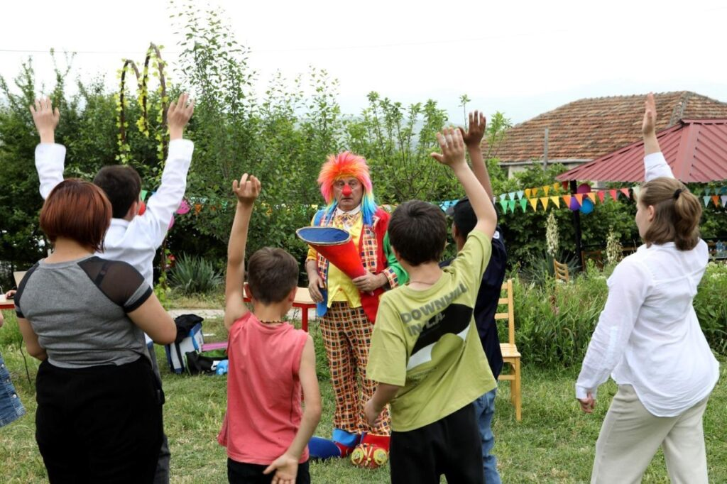Uşaqların Müdafiəsi üzrə Beynəlxalq Günlə əlaqədar Mixeil Sarcveladze Tsilkani qəsəbəsindəki kiçik ailə tipli evdə yaşayan uşaqları 1 İyun münasibətilə təbrik etdi