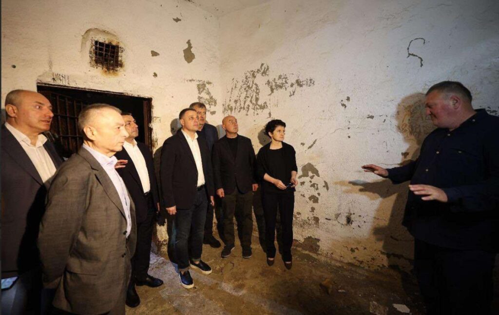 Parliamentary Investigation Commission members tour Khoni Prison No. 13 [Photo]