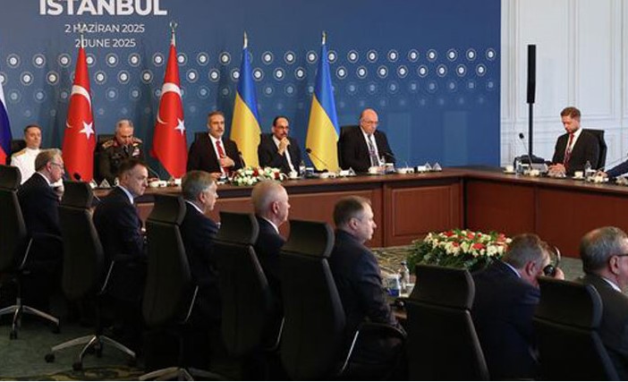 Rus mediasının məlumatına görə, Vladimir Medinski və Rustəm Umerov nümayəndə heyətlərinin görüşündən əvvəl 2,5 saat ərzində danışıblar ki, bu da sonrakı danışıqların effektiv aparılmasını müəyyən edib