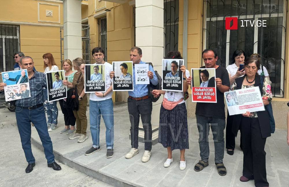 Support rally for Mzia Amaglobeli ongoing near Batumi City Court