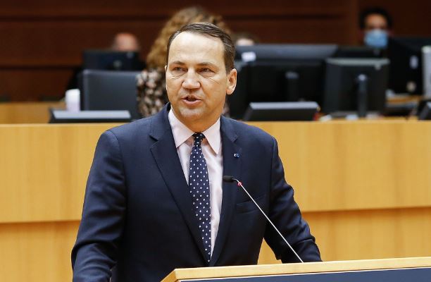 Radoslav Sikorski - Mən prezident Navroskinin müdafiə tərəfdarı olacağını gözləyirəm, o, Rusiyanın nəzarət altına alınmalı olduğu ilə bağlı milli konsensusla açıq şəkildə razılaşır