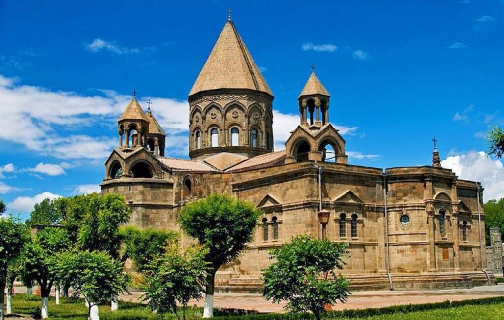 Erməni Apostol Kilsəsinin din xadimi Movses Saakyan - Paşinyan kilsə ilə emosional müharibə aparır, nəticə proqnozlaşdırılandır, mənəvi mərkəzin qapısı önündə toqquşma, bu isə aradan qaldırılmalıdır