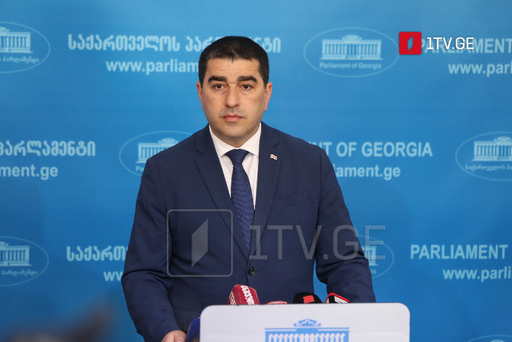 Շալվա Պապուաշվիլի - Գերմանիայի դեսպանատունը բեմ է տվել Իրակլի Խվադագիանիին, դժվար է պատկերացնել ավելի մեծ ցինիզմ, քան Սաակաշվիլիի քարոզչի հետևորդին բերել անցյալը հասկանալու մասին խոսելու համար
