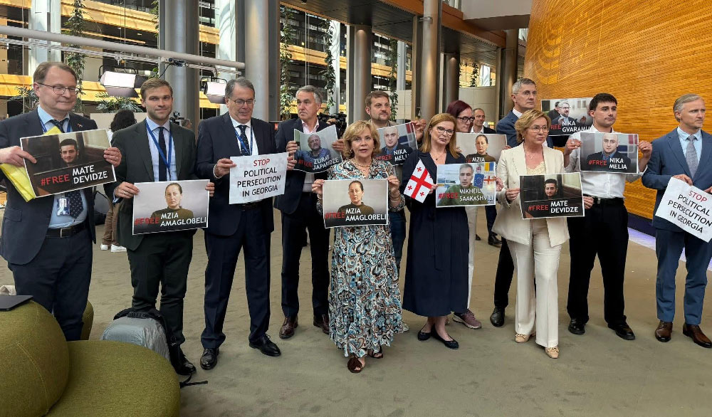 Европарламент аилатәара иалагаанӡа, Европарламет адепутатцәа, абаандаҩцәа рыдгылара амзызла, абанерқәа цәырыргеит